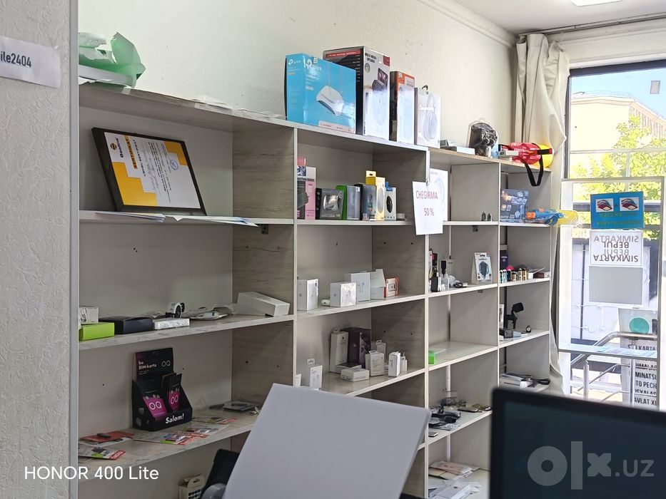 Aksesuar dokonlari uchun shkaf, stol oynali, chexol ilgichlar