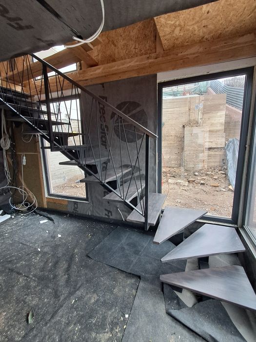 Scări metalice exterioare și interioare