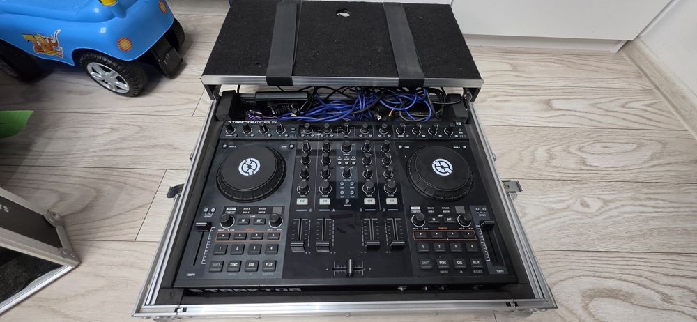 traktor s4 functional și 4 boxe  behringer b212d 550w