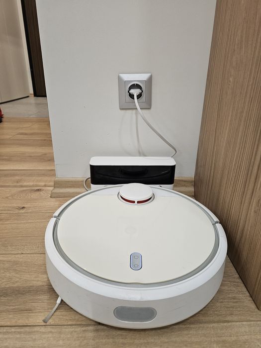 Продавам Xioami Mi Robot Vacuum (робот-прахосмукачка)