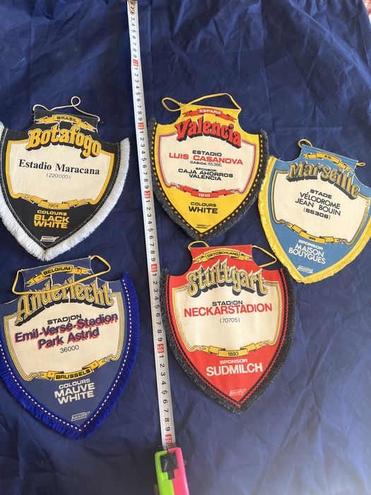 Стари спортни флагове на футболни отбори.