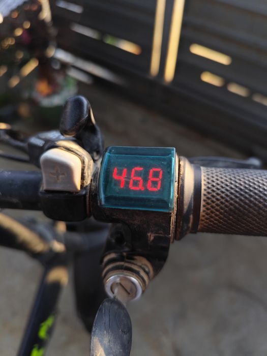 Vând 2 biciclete,una clasică și una electrică.
