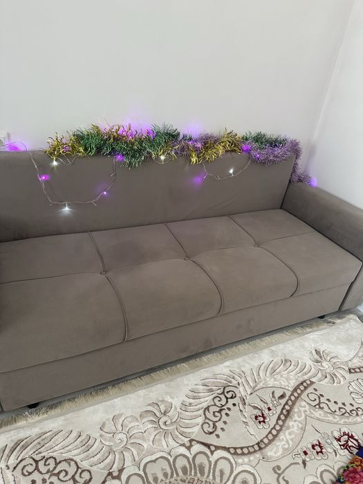 Диван сатылады.Түсі қоңыр.Таза.