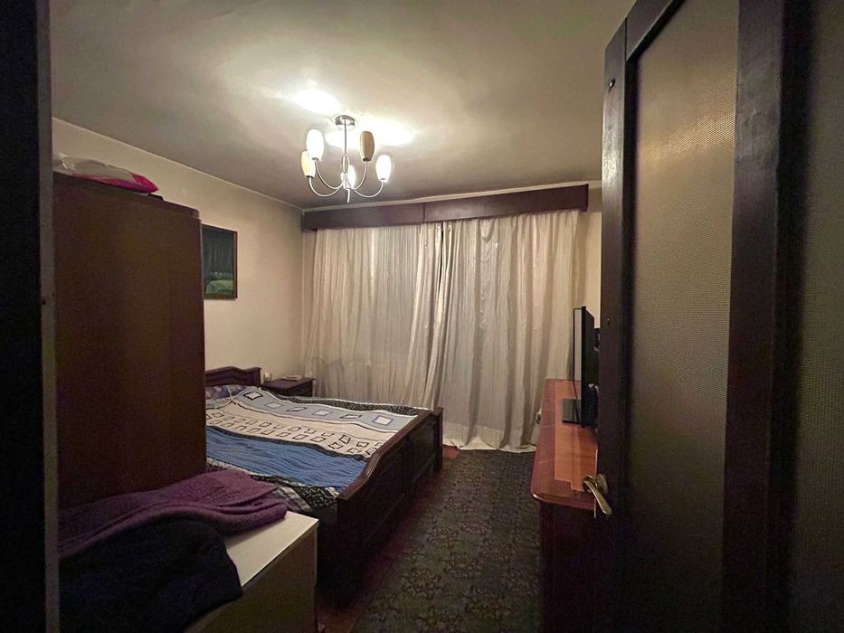 Apartament 3 camere - spațios, luminos, balcon mare.