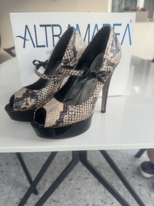 Vand pantofi cu toc din piele lacuita