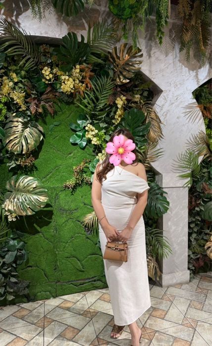 Платье с открытым плечом