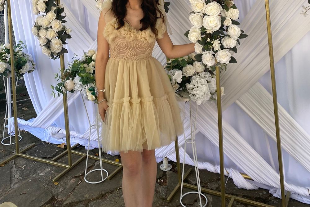 Роклята е облечена само един път за повод.