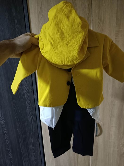 Vând două costume bebeluși