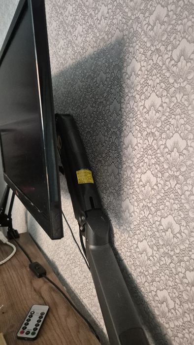 Продам монитор с кранштейнем