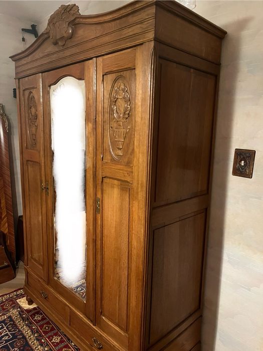 Старинен дъбов гардероб