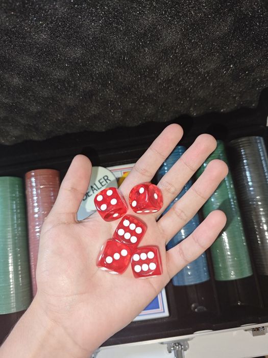 Пълен покер комплект в алуминиев куфар – 300 чипа (нов)