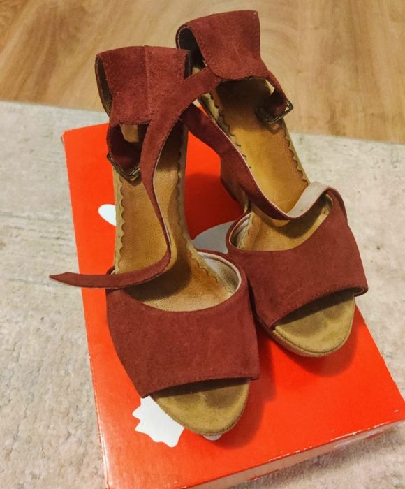 Vand sandale elegante din piele intoarsa