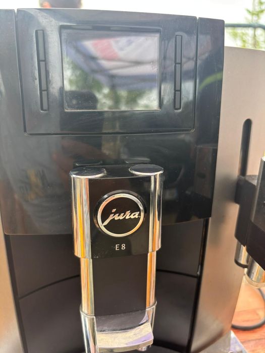 Vand aparat de Cafea Jura E8 in stare excelenta