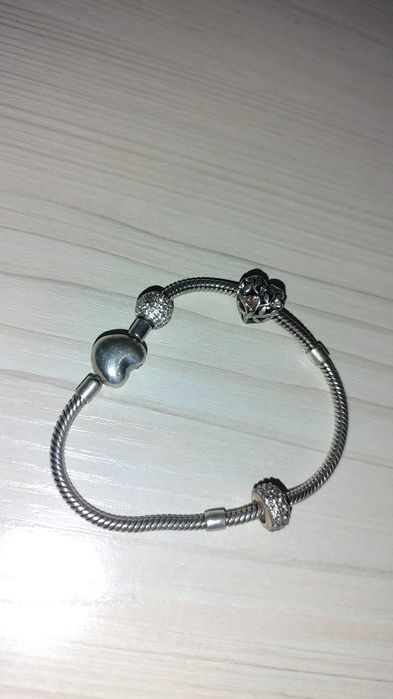 Продам серебряный браслет Pandora с шармами