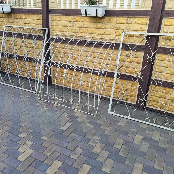 Продам металлические решетки на окна