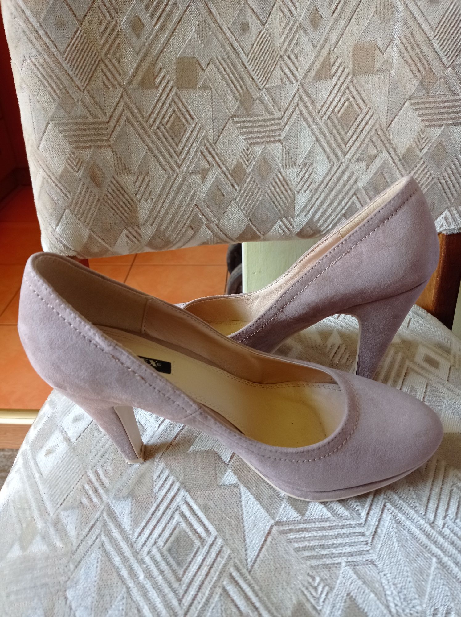 Pantofi piele întoarsă ivory ( crem roze) mărimea 39 Targu-Mures • OLX.ro
