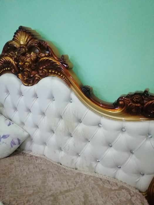 Продаётся спальный гарнитур.