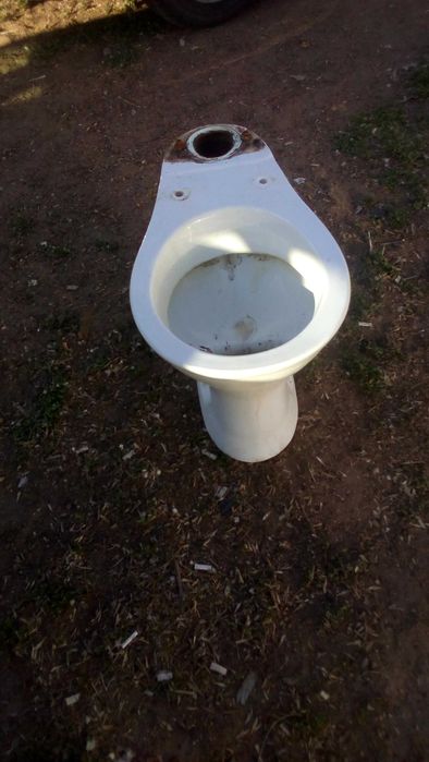 Продам унитаз с бачком адрес 6 мкр