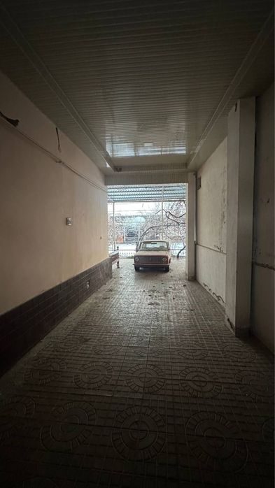 Сергели Хонабод Жакей 4 сотих 5 хона ховли яшаб турилган уй