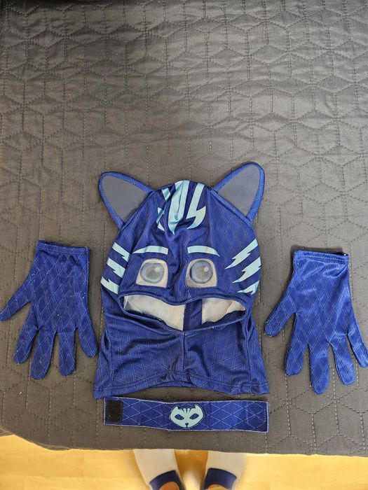 Продавам оригинален детски костюм на PJ Masks