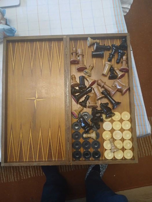 Продавам Шах и табла