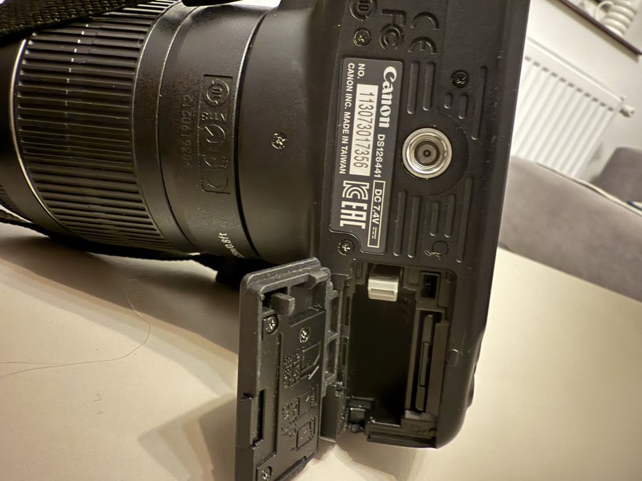 Aparat foto DSLR Canon ds126 cu toate acesoriile impecabil+2 baterii