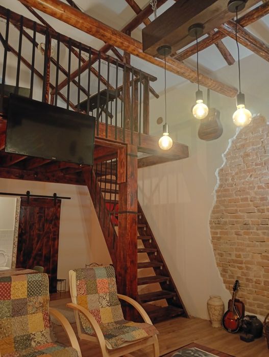 Domeniu cu două case și curte de 2,4 hectare  intravilan.