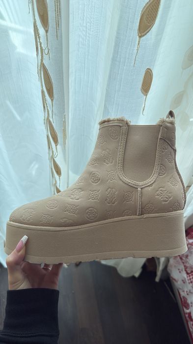 Бежови боти Guess