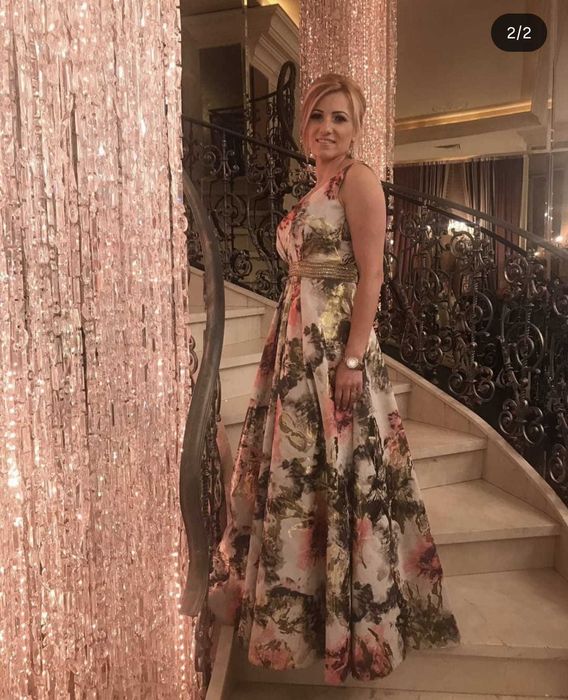 Vând rochie de seară spectaculoasă, ideală pentru evenimente speciale unde vrei să iasă în evidență prin eleganță și rafinament.