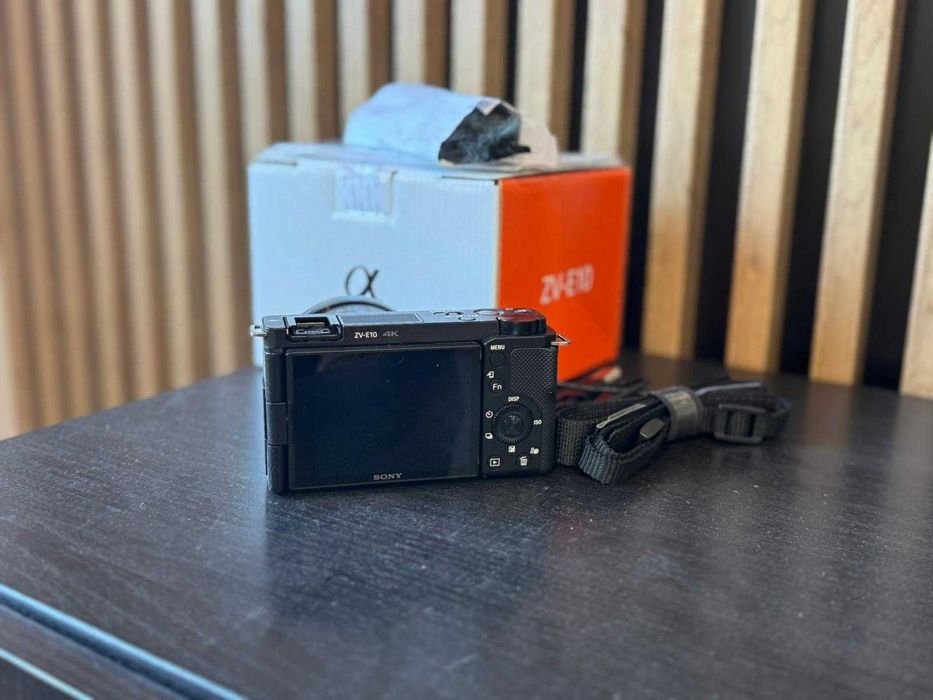 Sony ZV-E10 + obiectiv Sony 50mm f/1.8 – stare nouă, cu factură