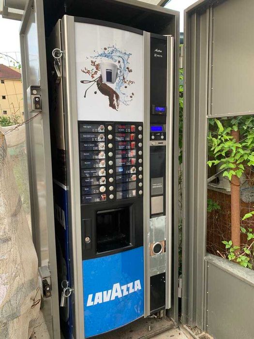 Вендинг Машина NECTA ASTRO с метален куфар и покрив