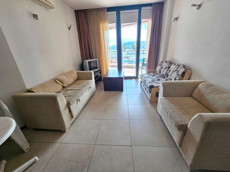 Двустаен апартамент на първа линия в Балчик с фронтална морска гледка