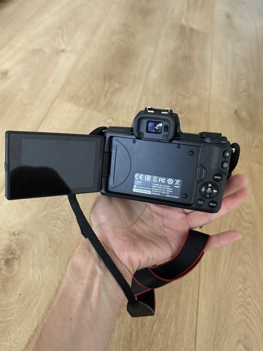 Продам фотоаппарат CANON EOS M50