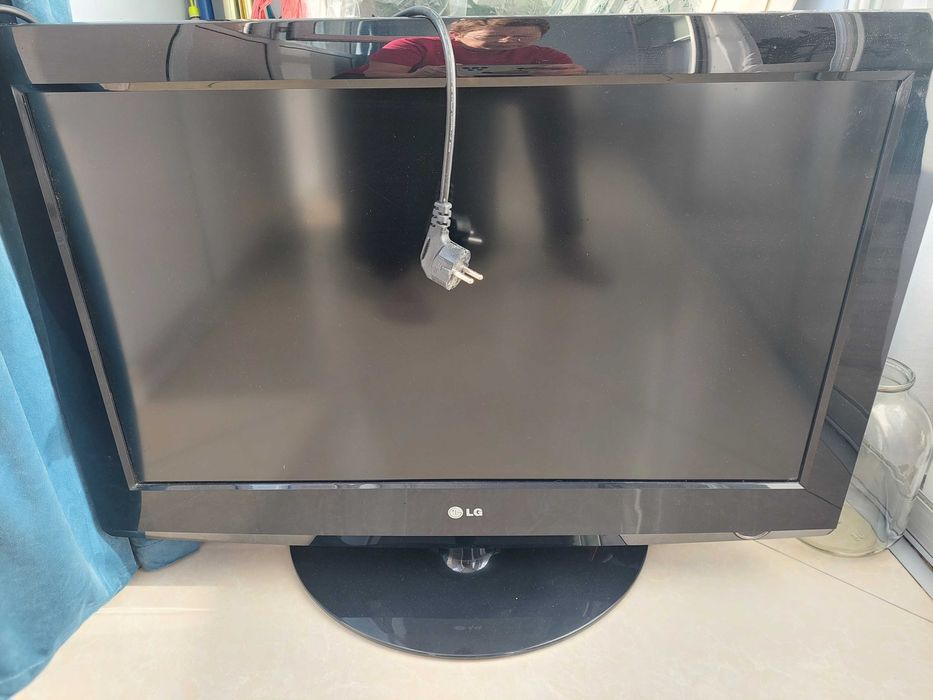 Продам б/у телевизор LG