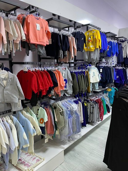 Магазин одежды. Торговые точки. Полки. Вешалки для оодежды