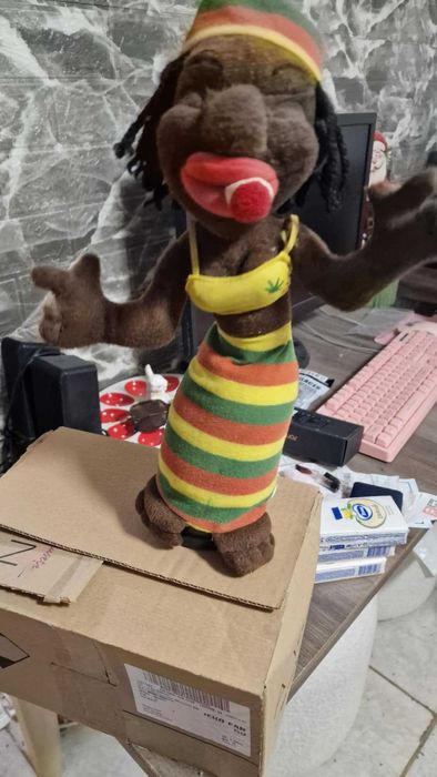 Jucari din plush jamaicani Rasta man danseaza din buric