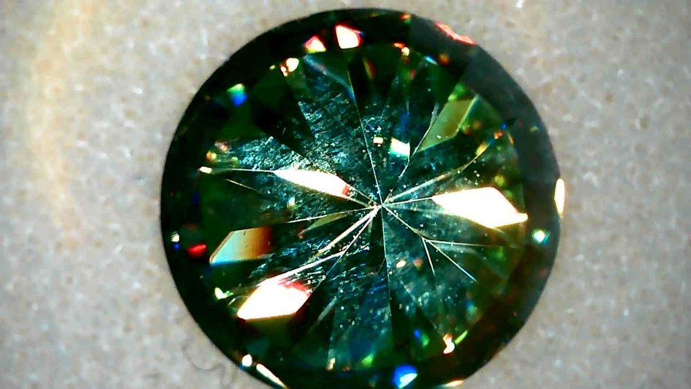 Диамант, Moissanite Brilliance, зелен със сертификат, гравиран номер на камъка - 35 евро - 1 карат