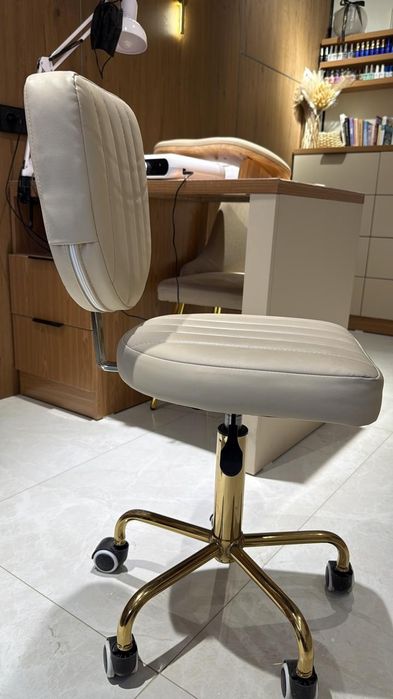 Маникюрный кресло и  маникюрный стол