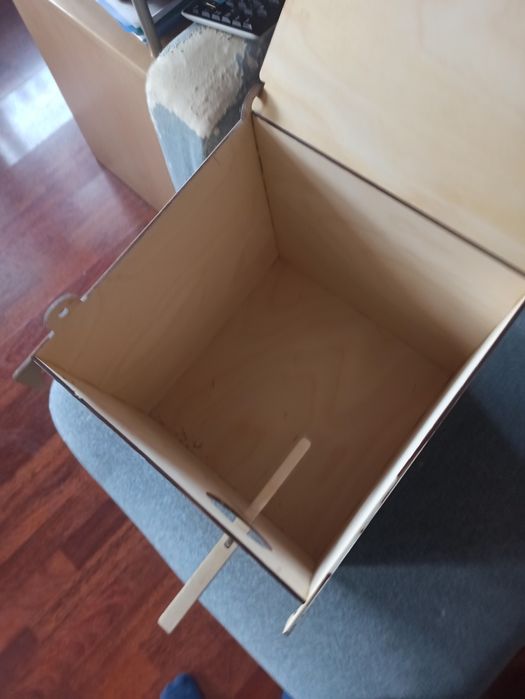 Домик для средних попугаев.