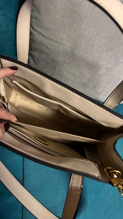 Голяма бежова чанта guess