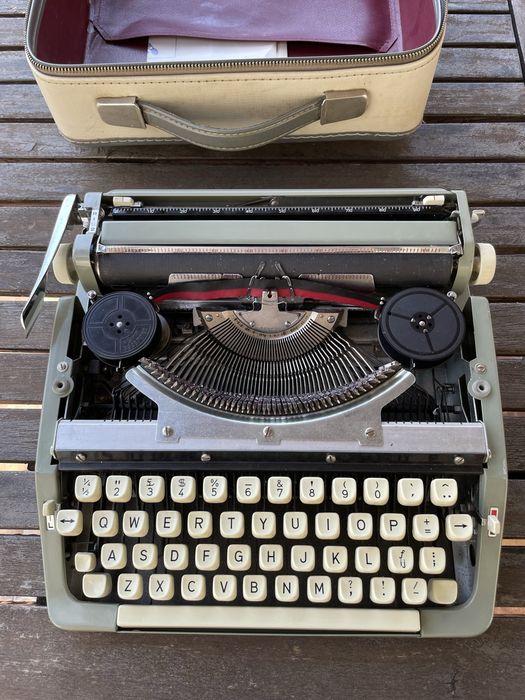 Mașină de scris portabilă (Retro) Vendex S300 (produsă în anii '70)