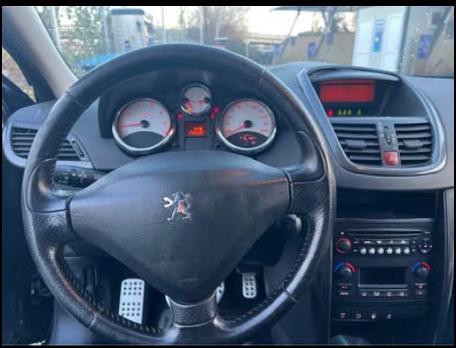 Peugeot 207 2008 benzină, 1.200 € — imagine 1