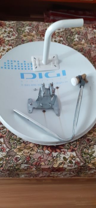 Antena parabolica  cu diametrul de 80 , lnb cu o iesire si suport de perete . Stare bună.