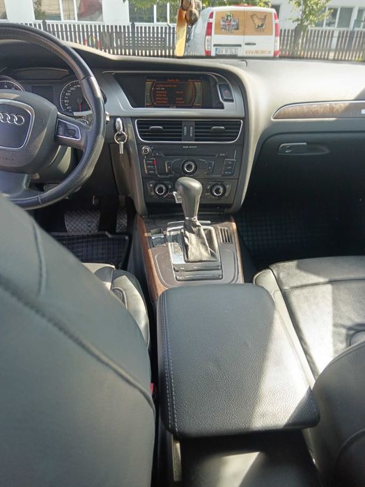 Vând Audi A4 b8 benzina 2l ollroad 211 cp .2010 motor defect.