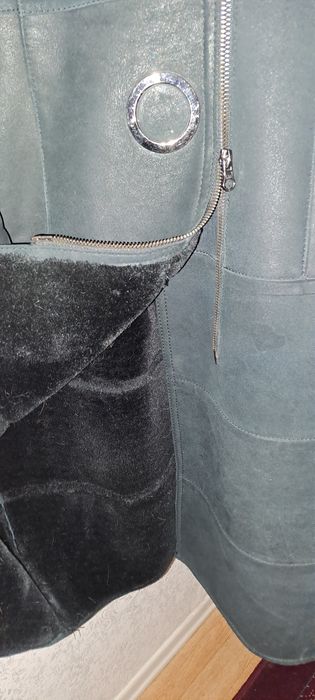 Дубленка с капюшоном и чернобуркой.