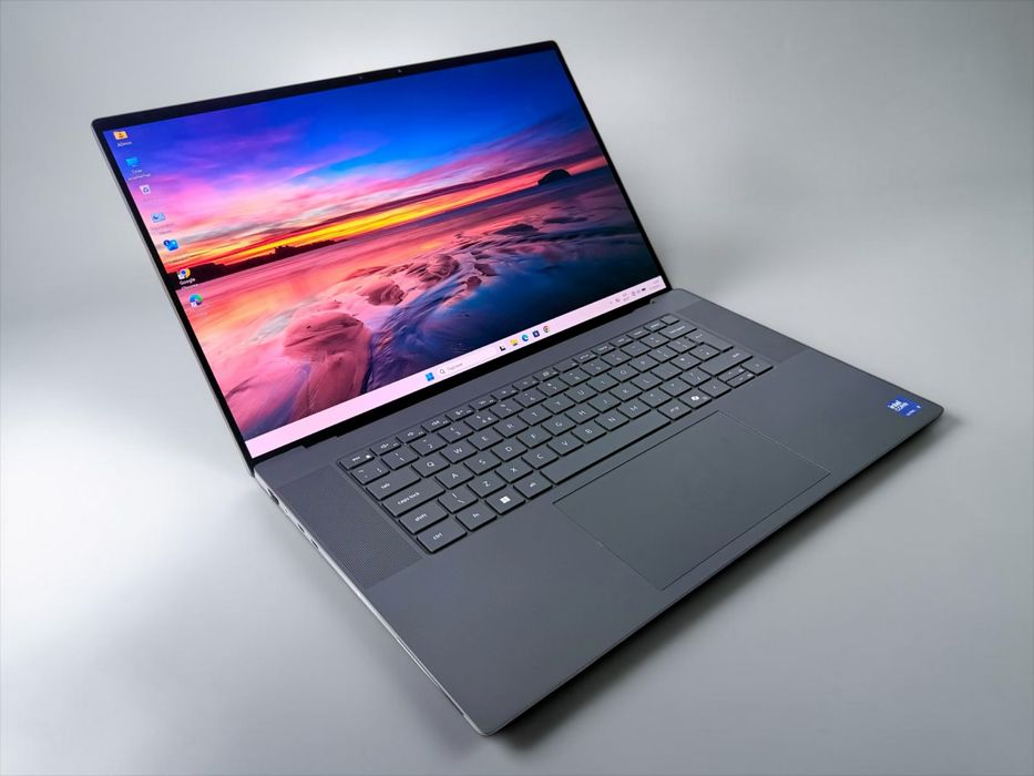Лаптоп Dell Precision 5690 16" UHD+ Touch Intel Core Ultra 9 32GB RAM 1TB SSD RTX 3500 Ada 12GB Гаранция!