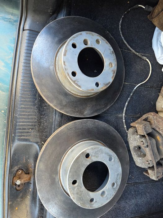 Комплект спирачни дискове, накладки и супорти бмв е39 3.0д