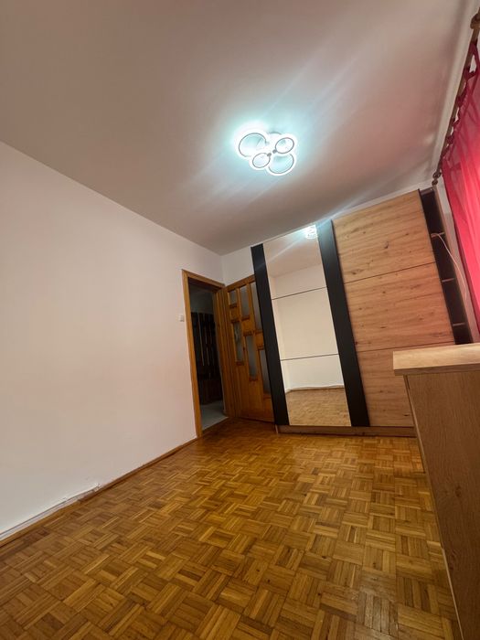 vând apartament cu 3 camere Reșița
