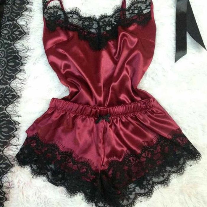 Елегантна дамска пижама – топ, къси панталонки и сатениран аксесоар.