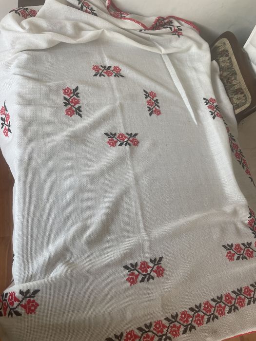 Fata de masa cusuta manual